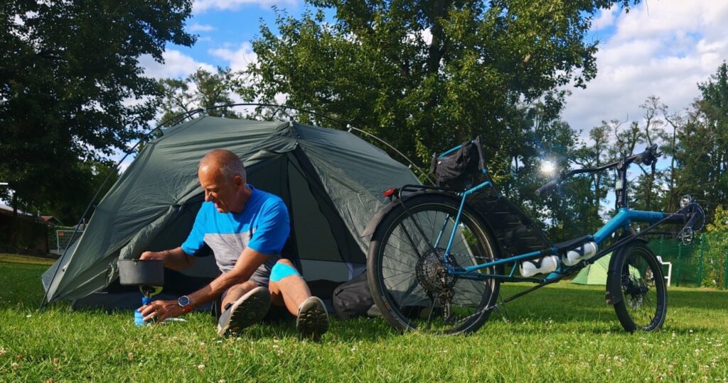 Kaffeepause vor dem Zelt