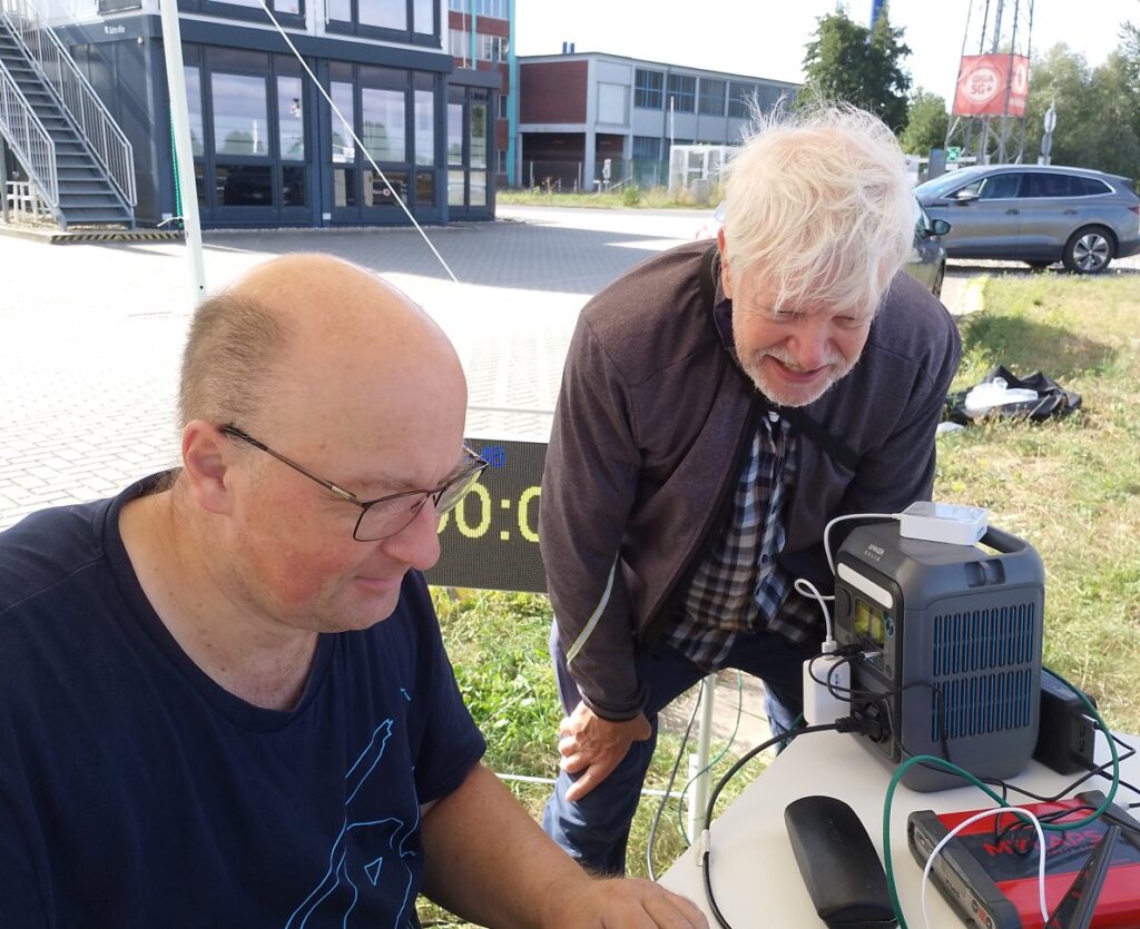 Schon seit vielen Jahren dabei: Zeitnehmer Edgar Teufel (l) und Starter / Helfer Otmar Buchert. Foto: Jan Kranczoch