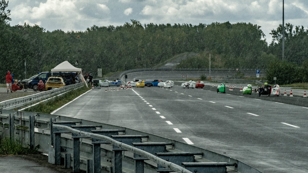Plötzlicher Schauer zwischen den Läufen. Foto: Jörg Basler, Droplimits