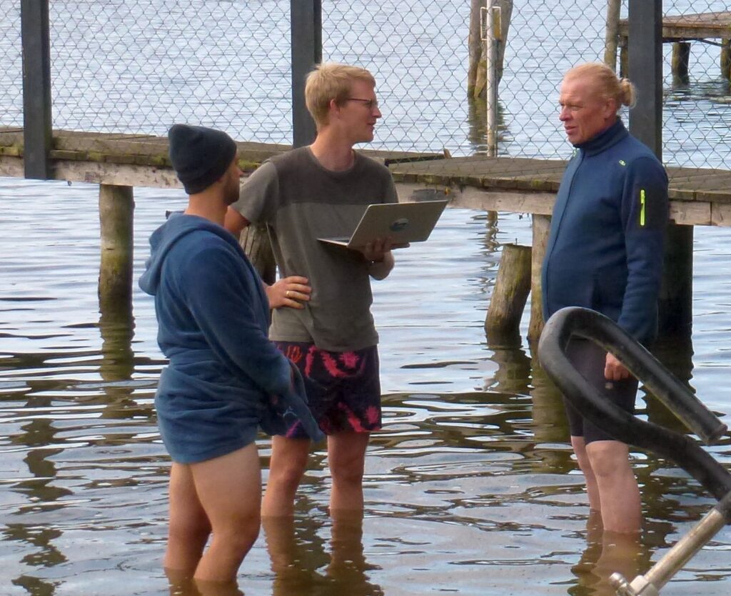 Iven (mit Laptop) und Olaf bei der finalen Besprechung der Langstrecke.