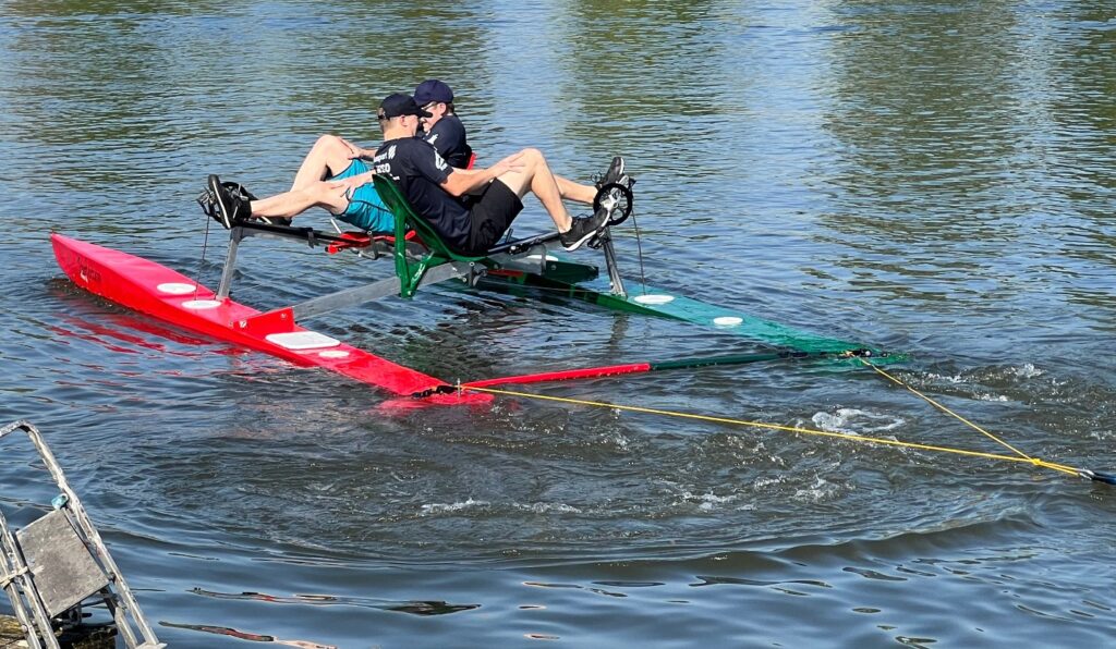 Das Siegerboot beim Pfahlzugwettbewerb.