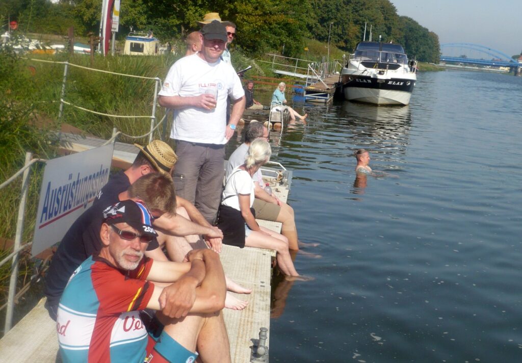 Zuschauer an der Start- und Ziellinie in Hoya bei der Langstrecke