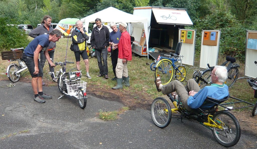 Viele Technikbegeisterte mit Stifflrädern
