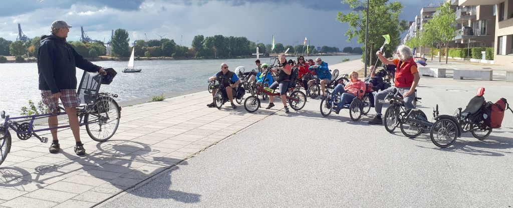 Fahrradgruppe am Weserufer