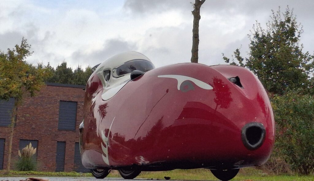 Im Velomobil Snoek fährt der Niederländer Boyd Maduro über die Rennstrecke. © Timo Eden