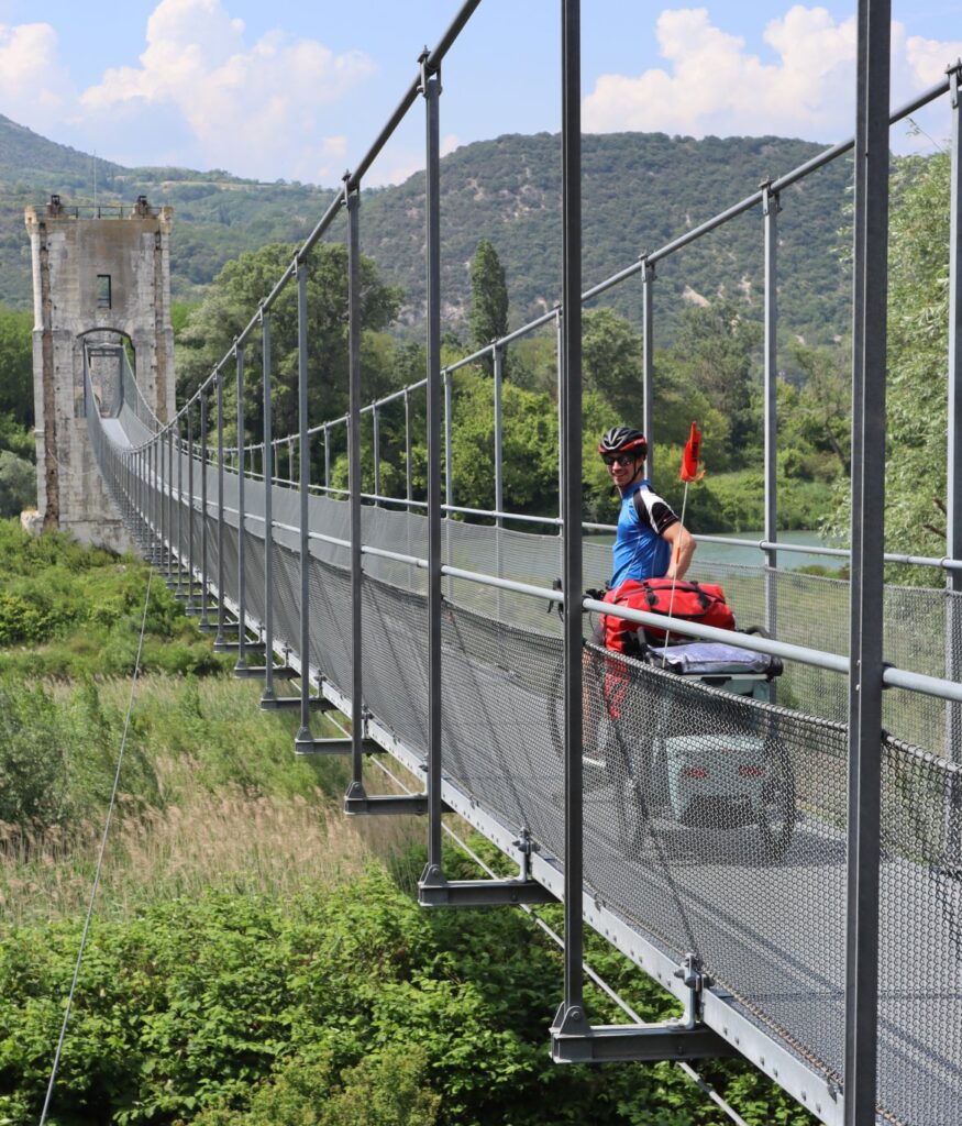 Die Brücken entlang der ViaRhôna sind oft schmal