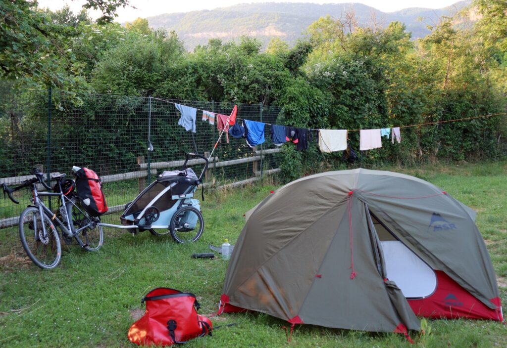 Zelt steht, Wäsche hängt und jetzt geht’s ins Wasser