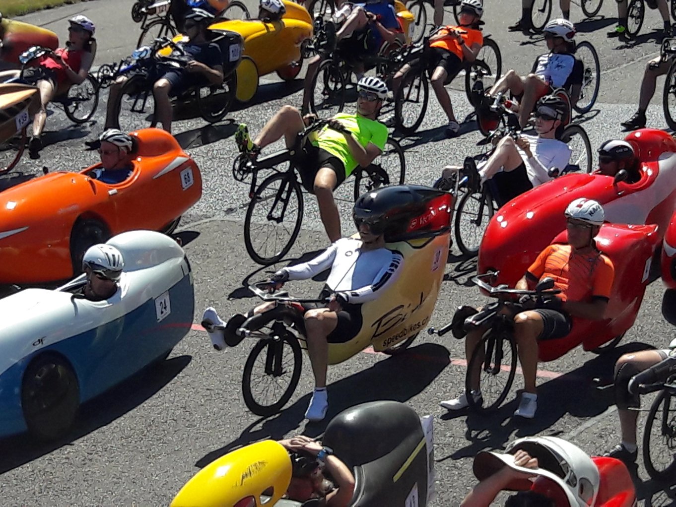 Ein gemischtes Velomobile und Liegeräder vor dem Start