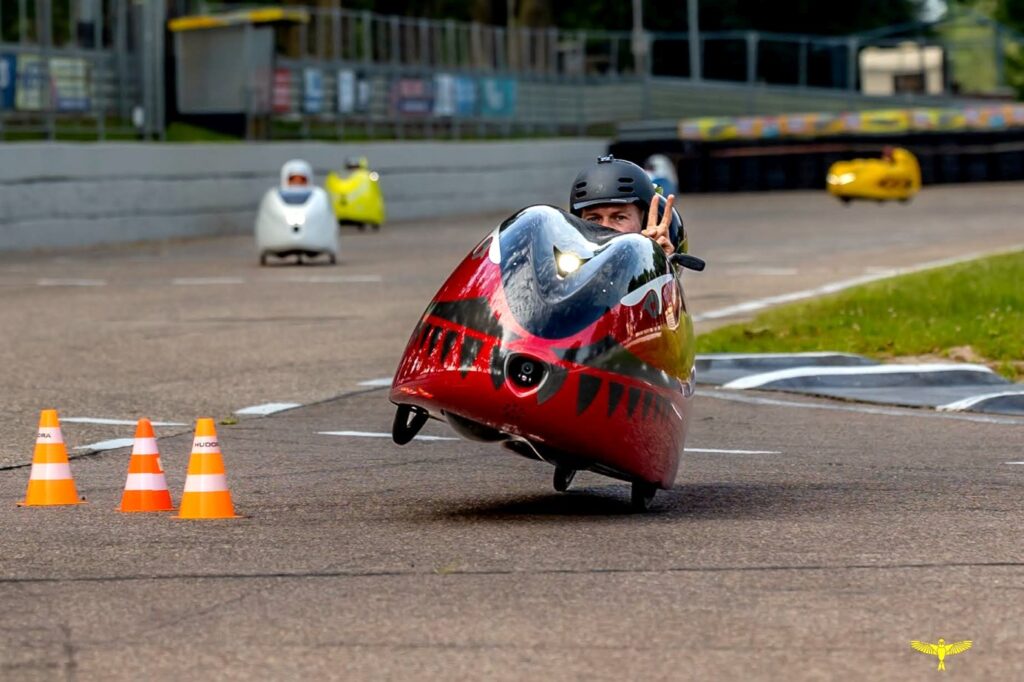 Die Velomobilfahrer:innen zeigten Freude am schnellen Fahren und hatten Zeit für einen Gruß. © Martin Muntendam