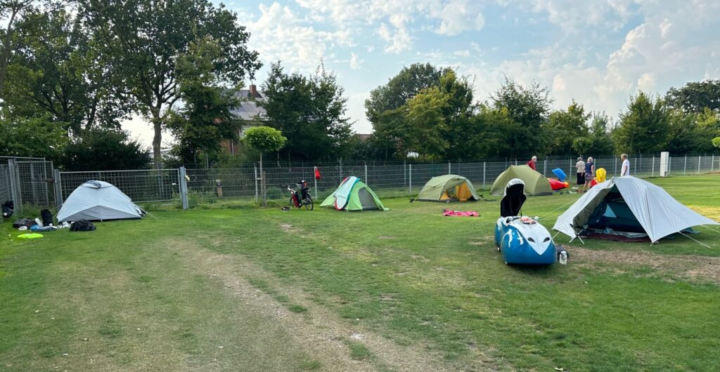 Abendlicher Zeltaufbau