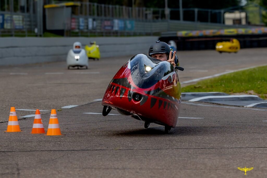 Die Velomobilfahrerenden zeigten Freude am schnellem Fahren und hatten Zeit für einen Gruß.